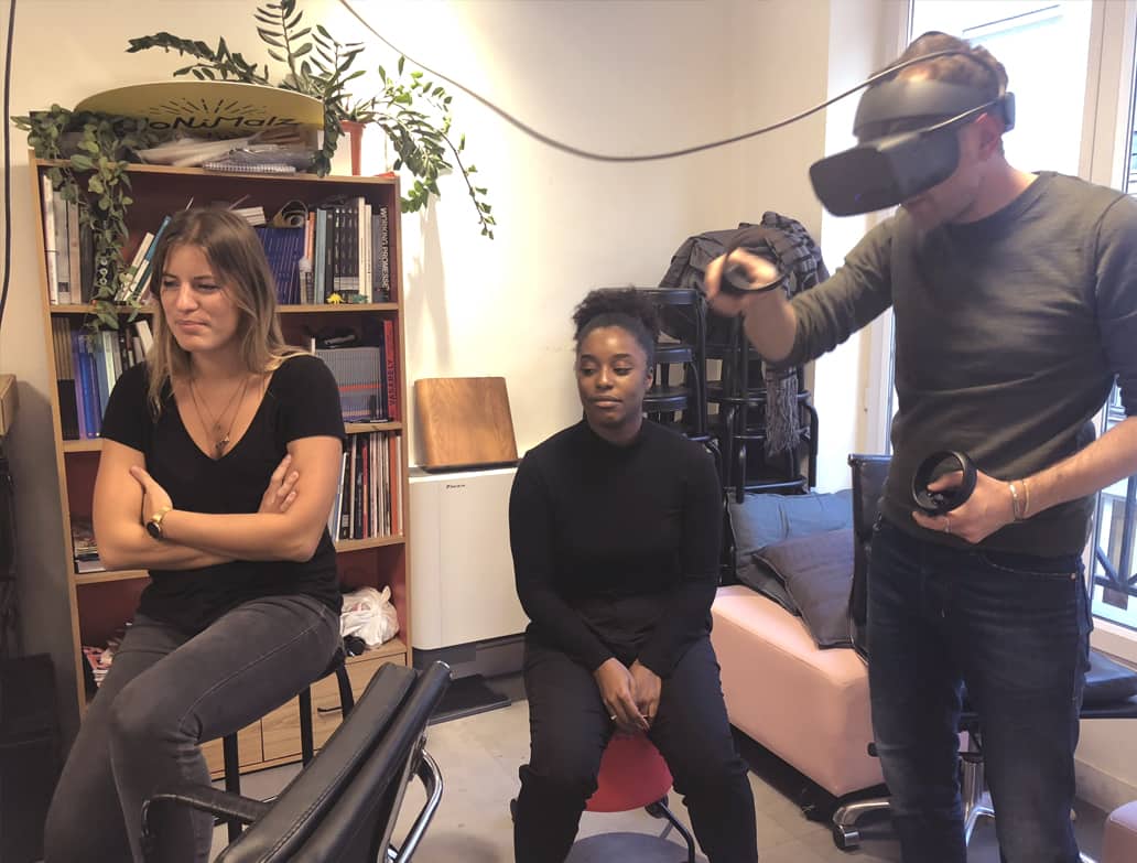 Aurel, Bérengère, Adeline joue avec le casque VR